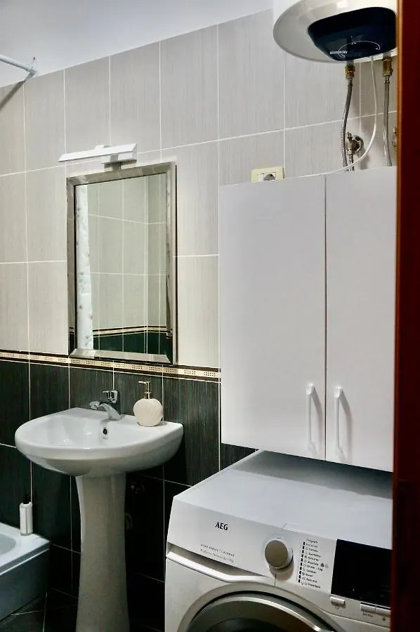 Serene Green One-Bedroom Condo Vlorë アパート